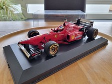 1:18 Ferrari F-310 (1996) Michael Schumacher Inkl. PC Vitrine
