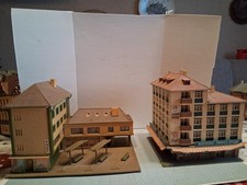 Wohnblock mit Geschäften Post und Tankstelle Wohn und Geschäft Spur N Beleuchtet