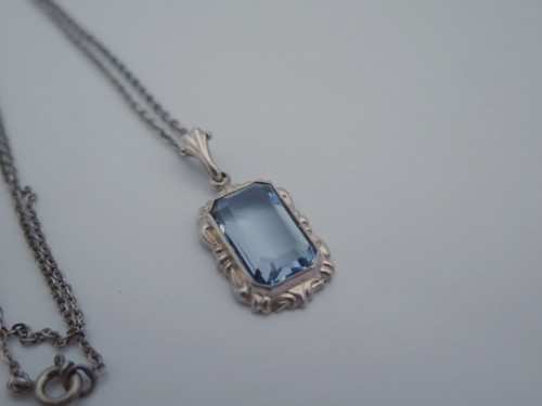 Anhänger mit blauen - , und