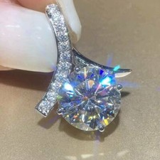 4Ct Runder Moissanit Solitaire