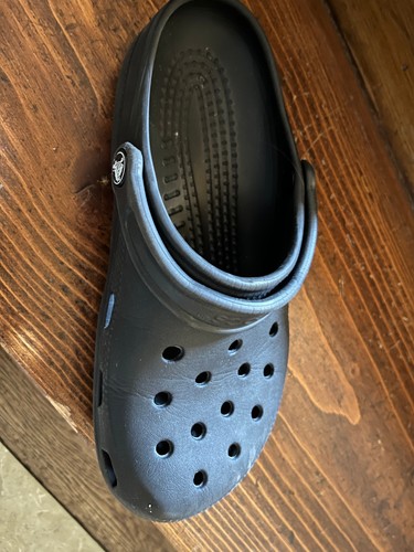 Ein schuh marke crocs - schuh,