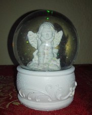 Schneekugel Engel Putte weiß