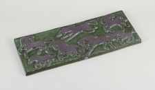 Dorothy Clough für Upsala-Ekeby.  Wandrelief aus Keramik mit einem Motiv von ...