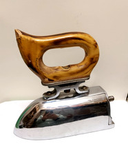 antikes Bügeleisen mit Stein