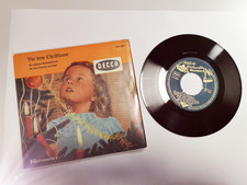 Single Vor dem Christbaum -