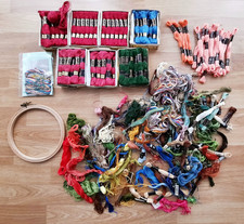 Konvolut Sticken Stickgarne Vierfachstickgarn (84x), Perlgarn, Sticktwist, -ring