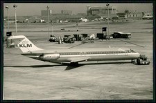 Foto 12x8cm - Flugzeug KLM DC-9 am Flughafen - wird von Schlepper gezogen