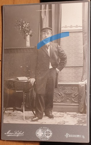 Stehender student mit mütze - mit,
