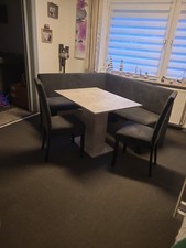 Essecke mit Tisch und. 2 Stühlen