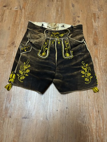 Kurze gelb bestickte - , lederhose