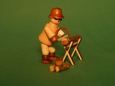 1x Figur Holzfäller mit Säge