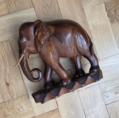 Handgeschnitzter elefant aus - elefant,