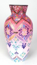 DM. 3444 Englische Milchglasvase im indischen Ornamentsil um 1880