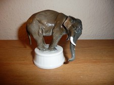 Reizender kleiner indischer Elefant Rosenthal Porzellan Zirkuselefant auf Podest