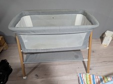 Baby-Beistellbett mit stabilem Metallrahmen & Holzoptik – inkl. Matratze
