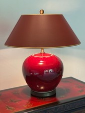 Klassische Tischlampe / Säulenlampe - Ochsenblutrote Porzellanvase & Messing