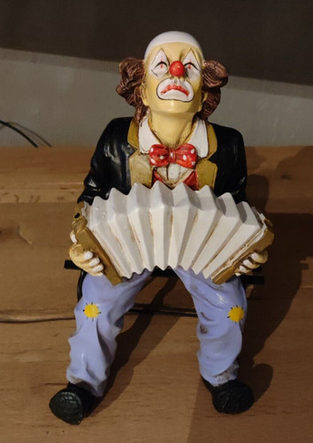 Clown auf bank mit - mit, akkordeon