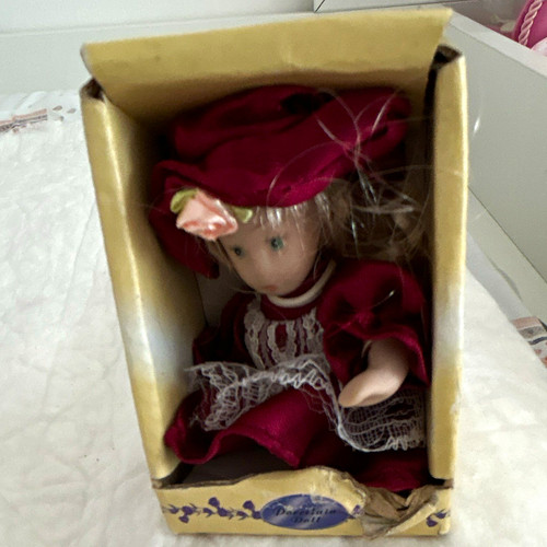 Porzellanpuppe - , in
