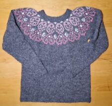Grauer Islandpulli mit rosa Muster