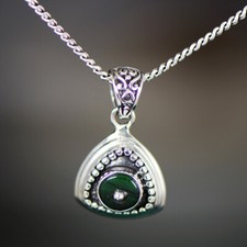 D09 Anhänger Dreieck mit dunkelgrüner Tintenjade Nephrit 925 Sterling Silber 