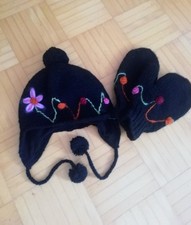 Bommelmütze mit Fausthandschuhen von Tektonik Daood, Einheitsgröße