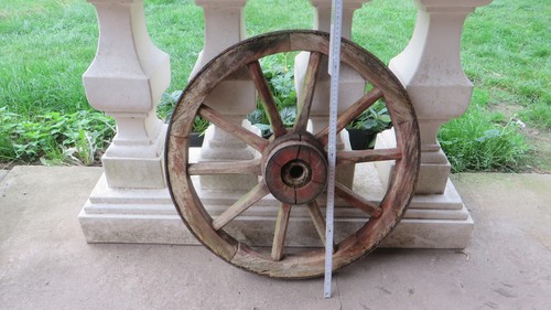 Altes wagenrad holzspeichenrad - altes,