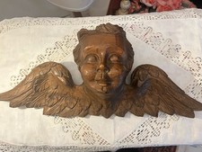 Geflügelter Engelskopf