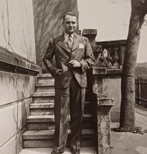 Eleganter mann steht rauchend - eleganter,