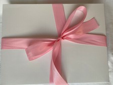 Geschenkbox für Baby: Babydecke mit dem bestickten Namen + Spieluhr.Versand frei