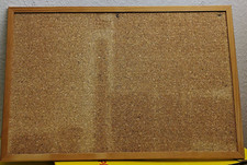 Kleine Pinnwand aus Kork und Holzrahmen.