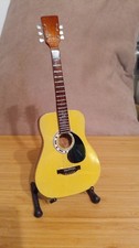 Martin D-35 ähnliche Akustische Gitarre 25cm Model mit Stand (11-144)