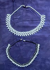 2 Halsketten schwarz weiß Perlem Modeschmuck Kunsthandwerk 80er