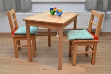 Kindertisch mit 2 Stühlen aus