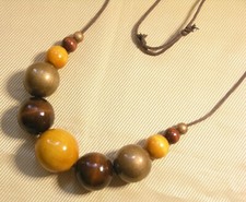 Schöne Halskette mit sehr großen Holzkugeln Lederband