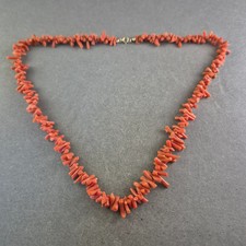 Rote Korallen Halskette – Natürlicher Meereslook mit Splittersteinen