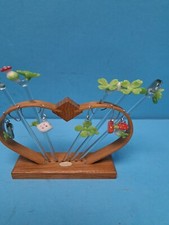 5 ALTE BOWLESPIESSE UND GLASMERKER   IM STÄNDER