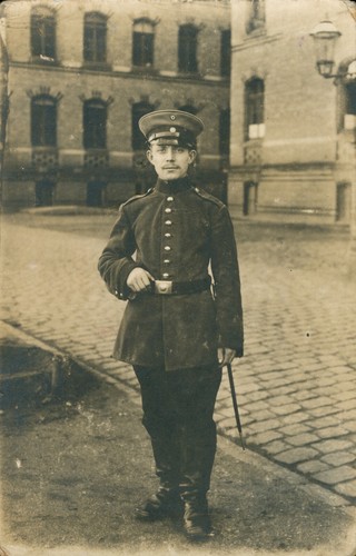 Soldat mit schirmmütze - mit,