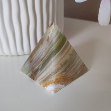 Edelstein Pyramide | grün weiß