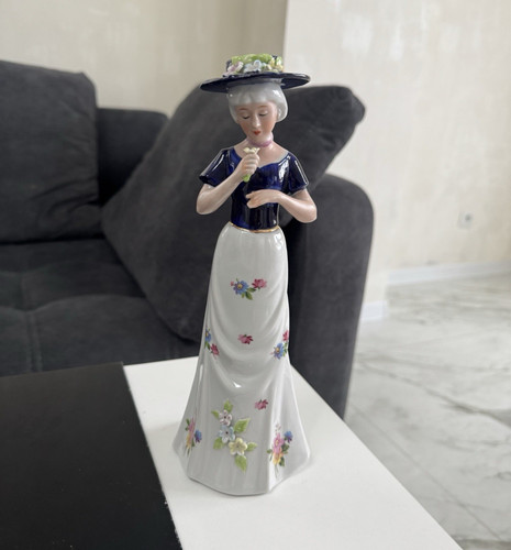 Porzellanfigur dame mit - dame, hut
