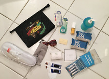 Kulturtaschen-Konvolut/ 15.tlg. - Badelatschen, Schwämme, Parfüm, Zahnseide, Näh