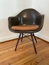 Set 6 Eames Fiberglas chairs