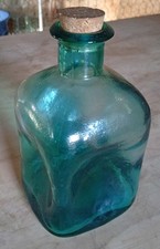 Dekorative blaue Glasflasche