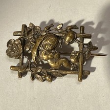 Jugendstilbrosche, um 1900, Putte mit Blumen
