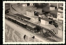 Fotografie Modelleisenbahn auf Platte mit Bahnhof 