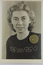 Foto  junge Frau mit lockigen