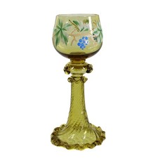 Römer aus antikgrünem Glas