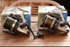 2 × Daiwa Emblem-S 6000 T Karpfenrollen Angelrollen mit OVP/Kartons Carp Fishing