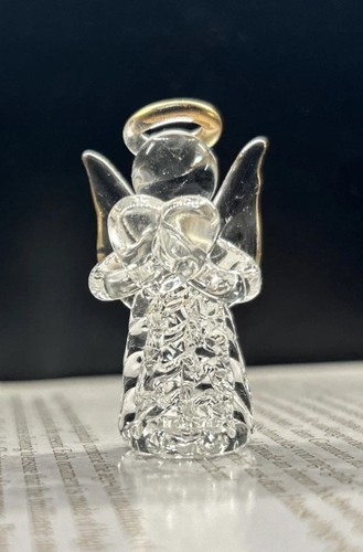 Glasfigur auf spiegel - glasfigur,