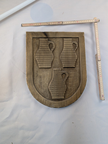 Handgeschnitzte holzwappen - handgeschnitzte,