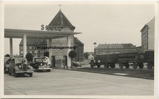 Z3237 Foto 50er Jahre Shell Tankstelle mit Tankwart Zapfsäule Auto PKW Reklame